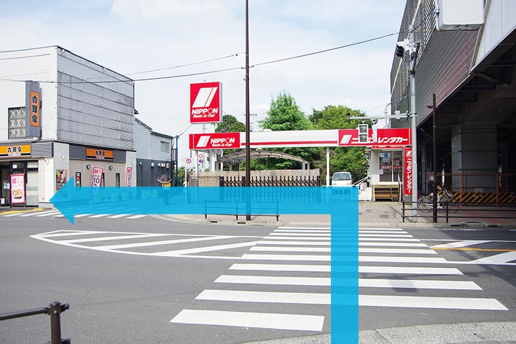 ニッポンレンタカーの前を左折します