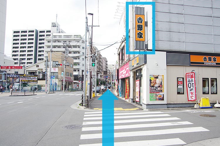 吉野家の横を直進します