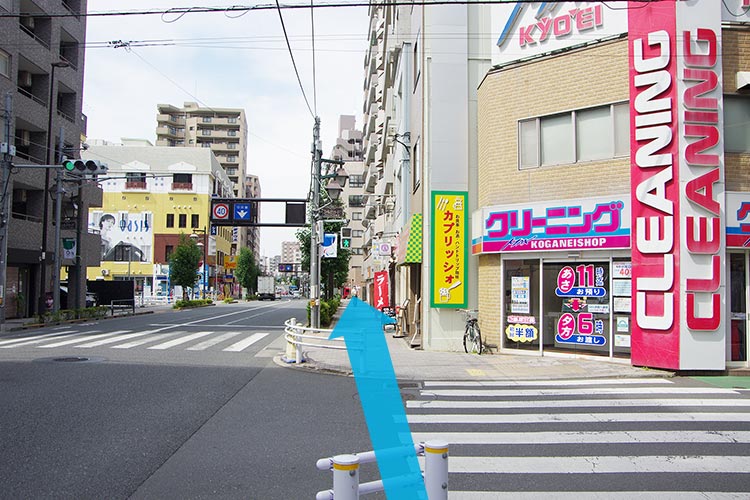 直進し、2つの信号を越えます①