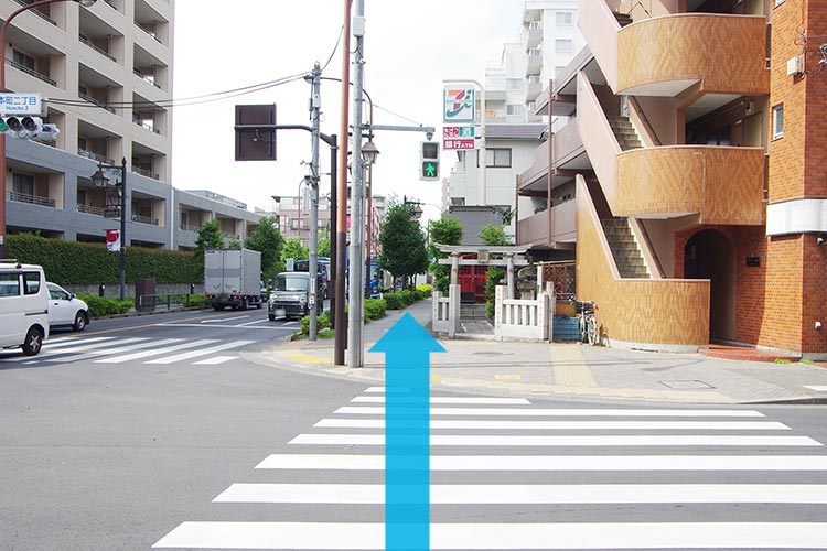 直進し、2つの信号を越えます②