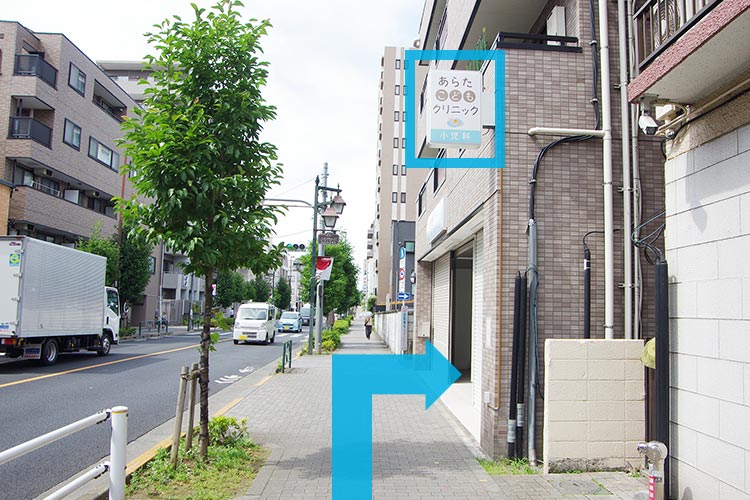 右手に看板が見えます。この建物の一階です
